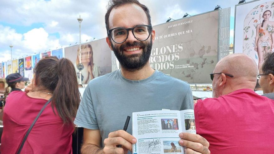 Santiago Pérez muestra con orgullo los autógrafos conseguidos