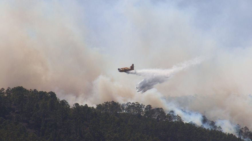 El hidroavión del Ejército del Aire, descargando agua sobre las cumbres de Arico