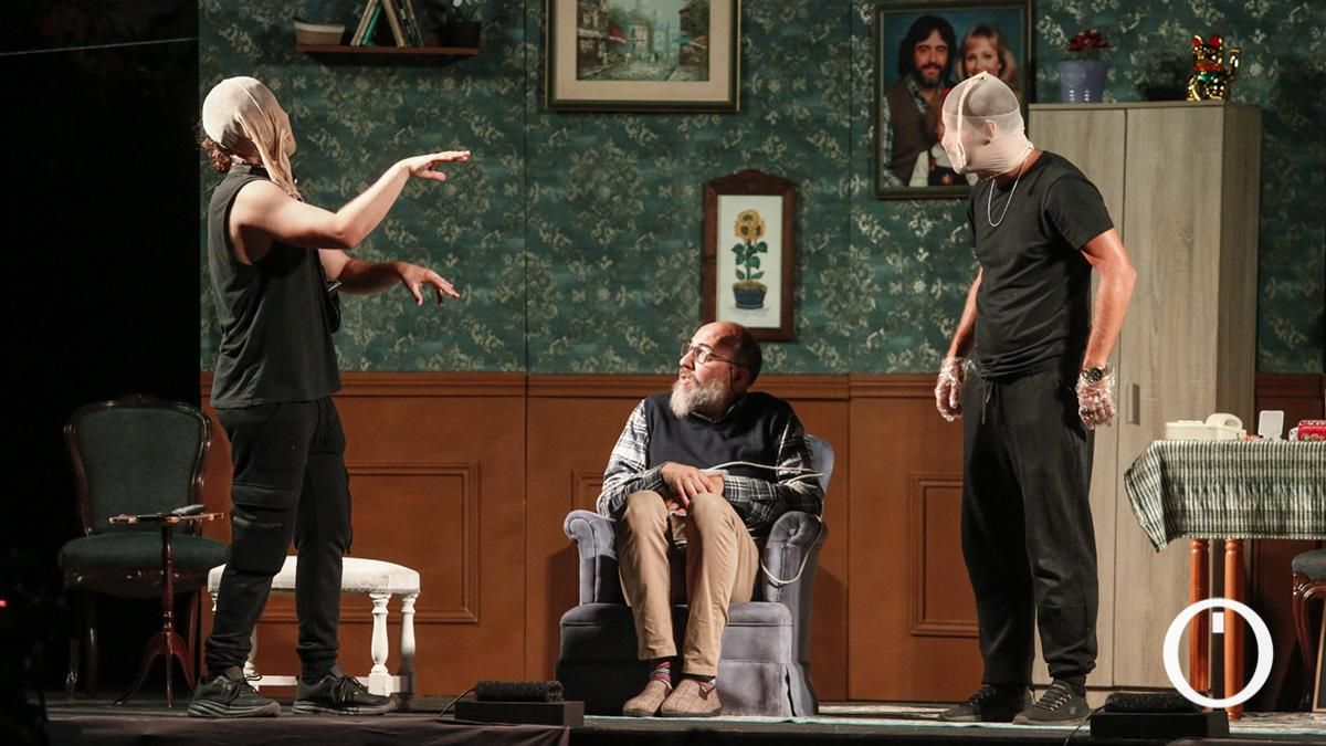 'Un robo de narices', la comedia sobre la soledad no deseada que acaba al ritmo de 'Waterloo'