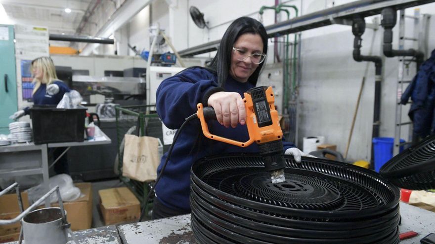 Un informe de la UBA y el Conicet revela que el poder adquisitivo del salario mínimo cayó 32% real en el gobierno de Milei