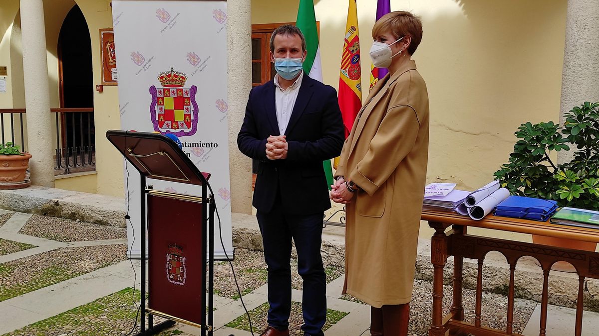 El alcalde de Jaén, Julio Millán (PSOE), junto a María Cantos (Cs).