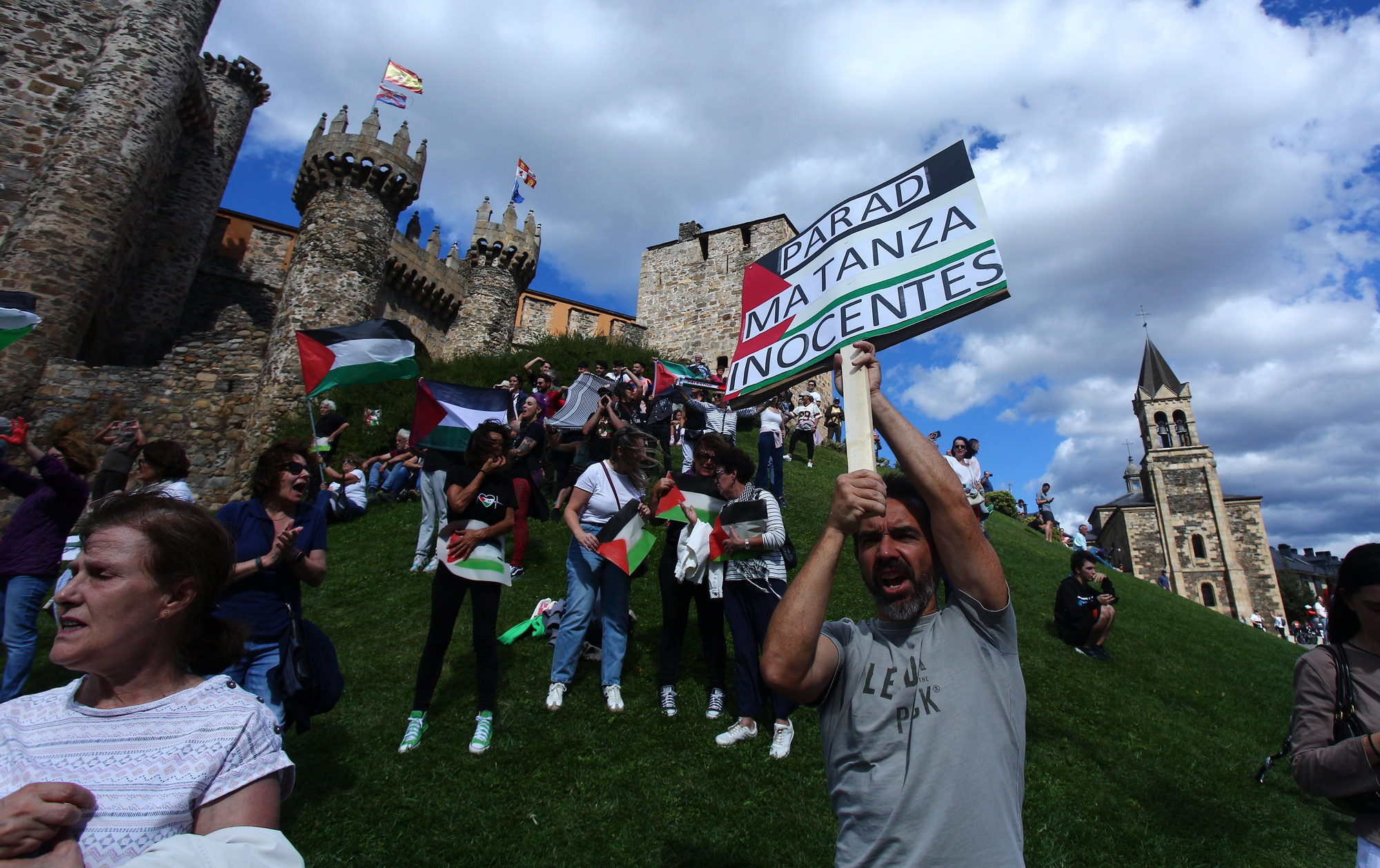 Las imágenes de la protesta contra el genocidio en Gaza ante la Vuelta a su paso por El Bierzo