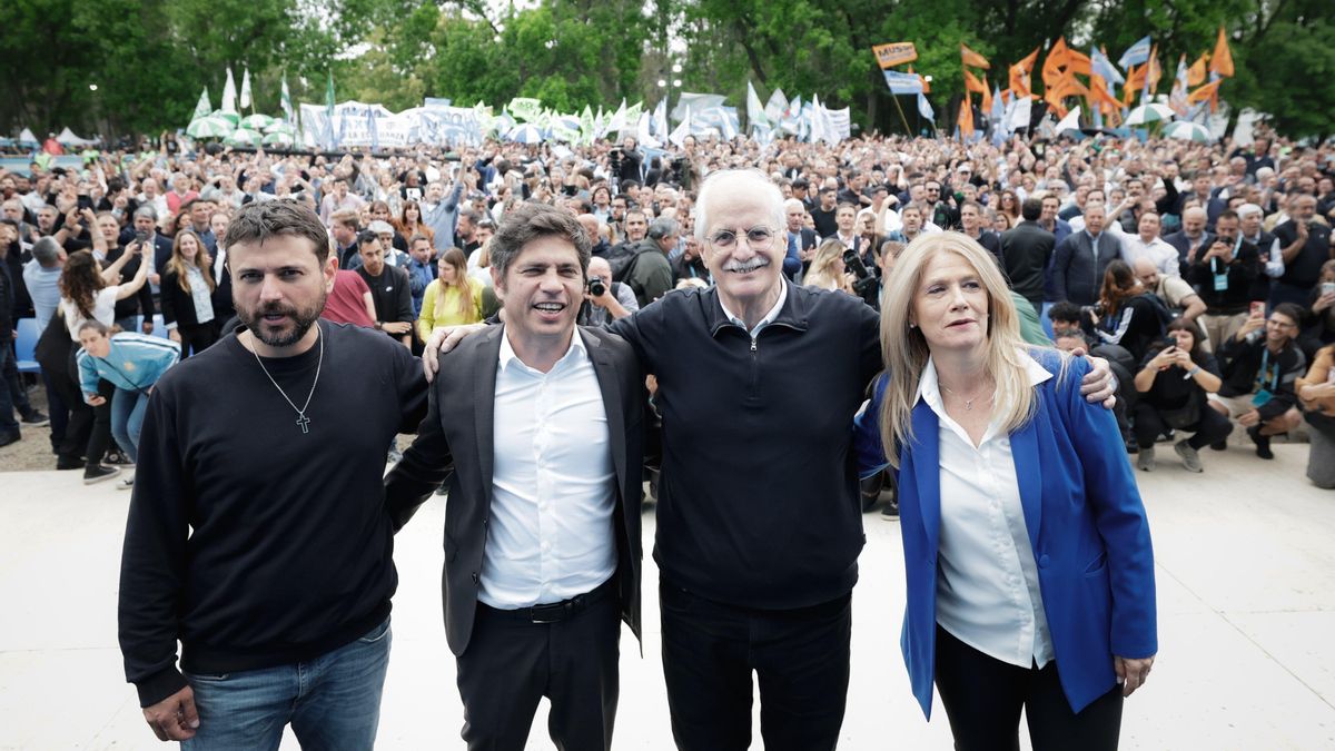 Axel Kicillof, en el acto por el 17 de octubre, junto a Jorge Taiana, Juan Grabois y Verónica Magario