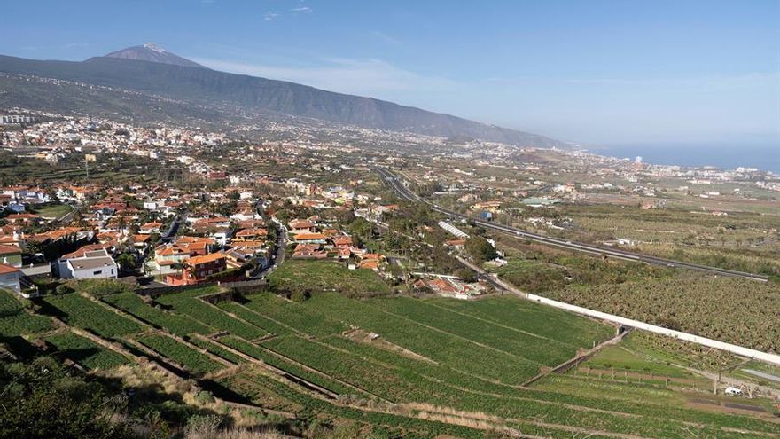 Vista parcial del Valle de la Orotava con el Teide, aún con algo de nieve en su cima, al fondo