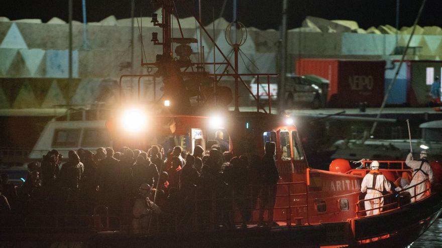 Salvamento Marítimo rescata a 104 personas de dos neumáticas a 120 kilómetros de Fuerteventura