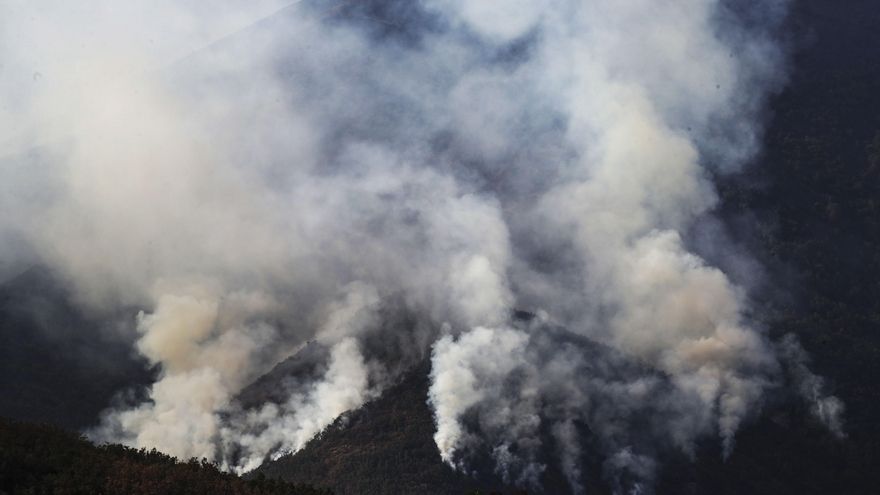 Un cambio de viento complica a última hora el incendio de Porto (Zamora)