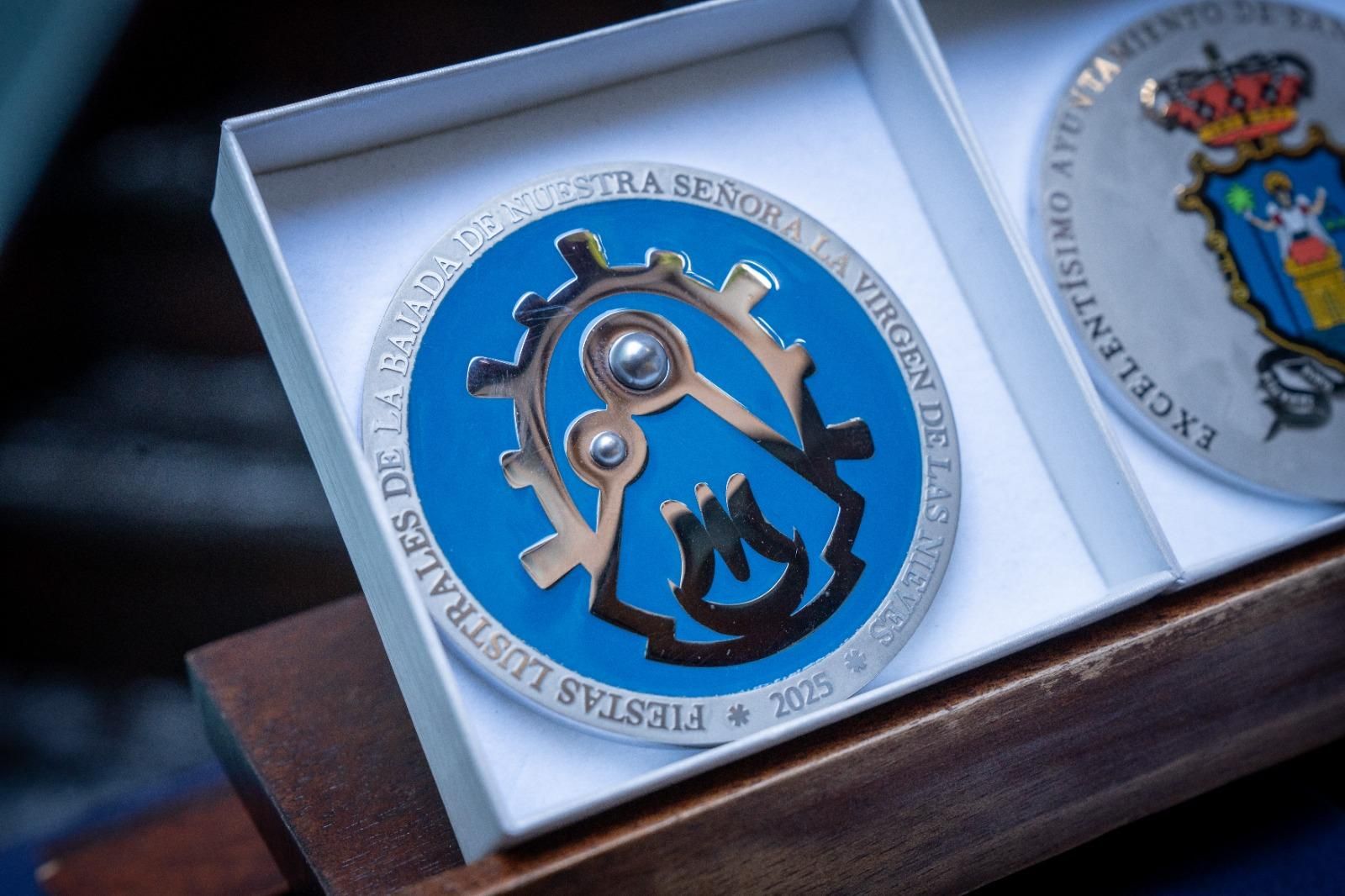 Medalla conmemorativa alusiva a la Virgen de las Nieves.