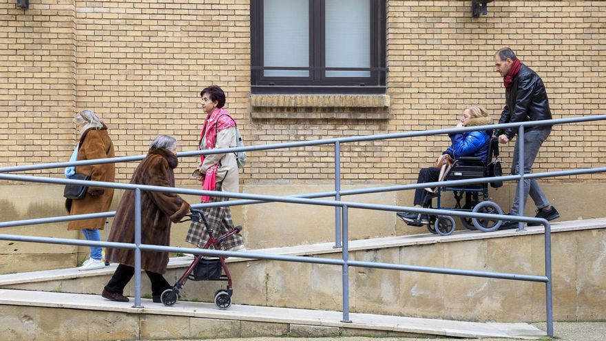 Varios votantes salen de un colegio electoral este domingo en Zaragoza.