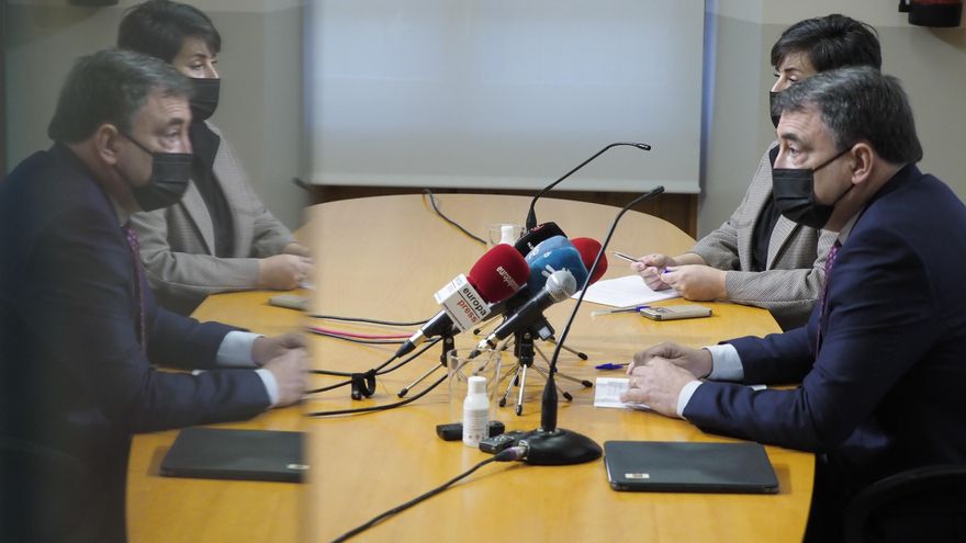 El portavoz del PNV en el Congreso, Aitor Esteban, con la portavoz del PNV en Navarra, María Solana, en una rueda de prensa este lunes en Pamplona.