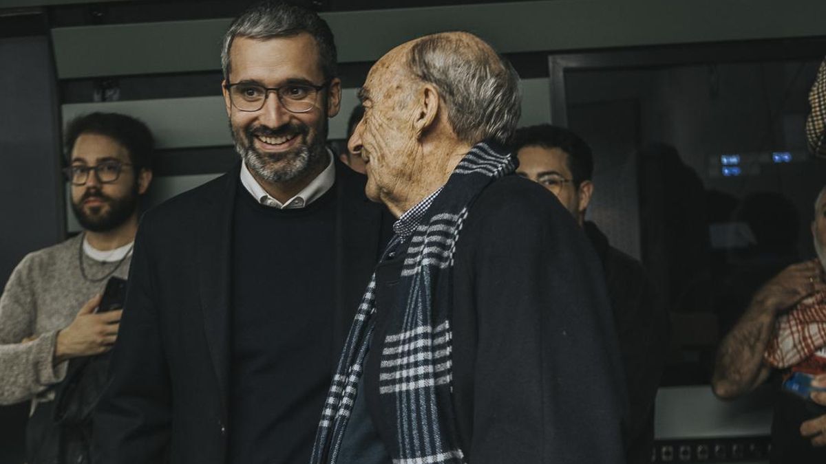 El delegado del Gobierno en la Región de Murcia, Francisco Lucas Ayala, charlando con uno de los asistentes a la jornada 'La memoria de las mujeres tras los muros. 50 años de libertad'