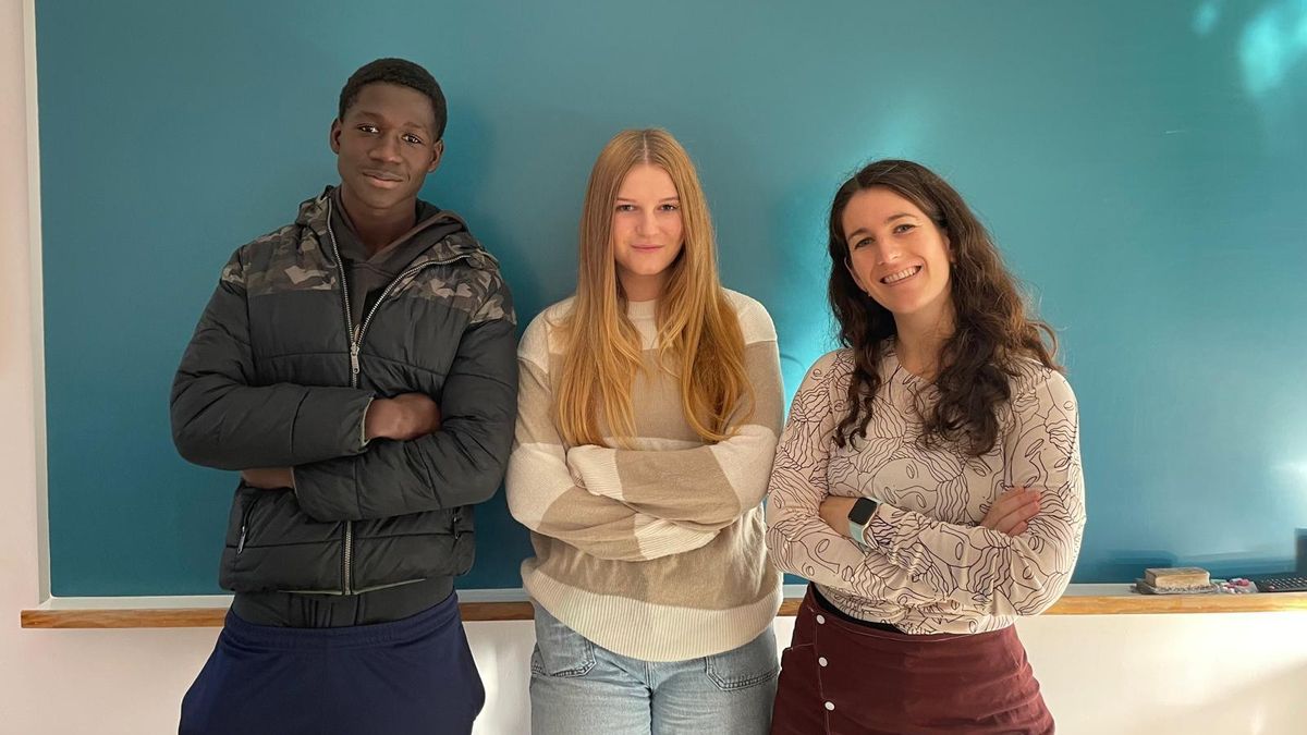 Djoucouba, estudiante de 2ºGM bilingüe; Lorena, estudiante de 1ºGS bilingüe, terminó el curso pasado el GM; y la profesora Cristina Nievas de FP Bilingüe