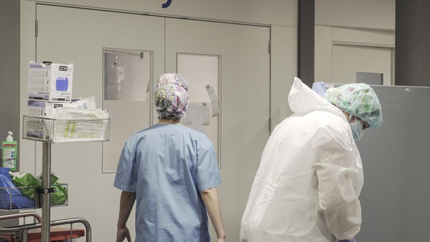 Dos enfermeras se preparan para entrar a visitar a un paciente de coronavirus en el Hospital del Mar