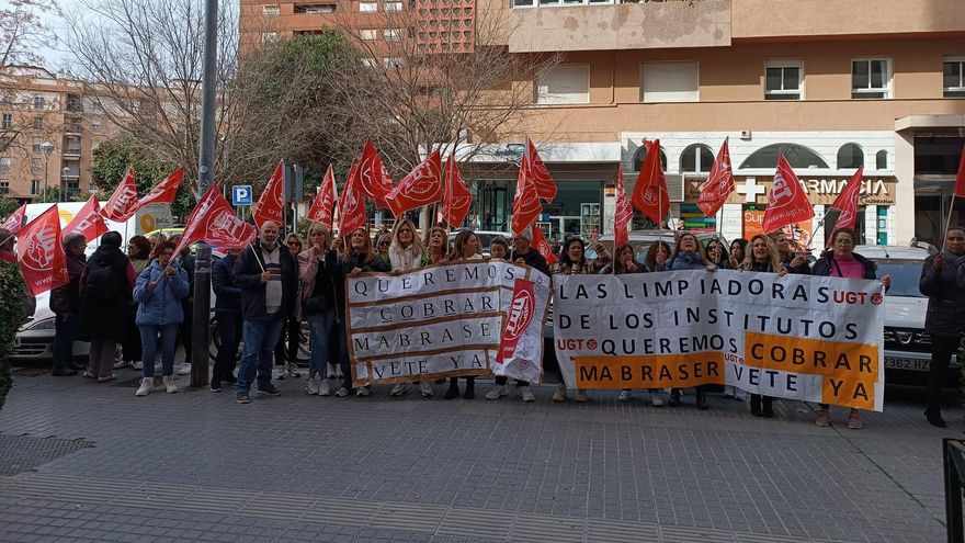 Denuncian ante Educación el impago de nóminas a trabajadoras de la limpieza en institutos