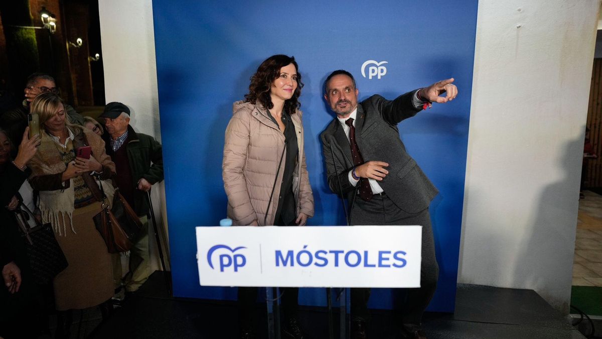 Isabel Díaz Ayuso junto al alcalde de Móstoles, Manuel Bautista, en diciembre de 2024, con el caso de supuesto acoso en investigación