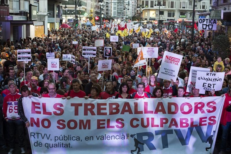 Miles de personas salen a la calle en defensa de la televisión valenciana