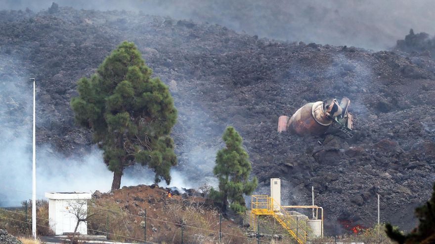 Una hormigonera de la cementera del polígono industrial del Callejón de la Gata, en el municipio de El Paso, quedó medio sepultada tras el paso hoy lunes de la colada de lava del volcán de La Palma.