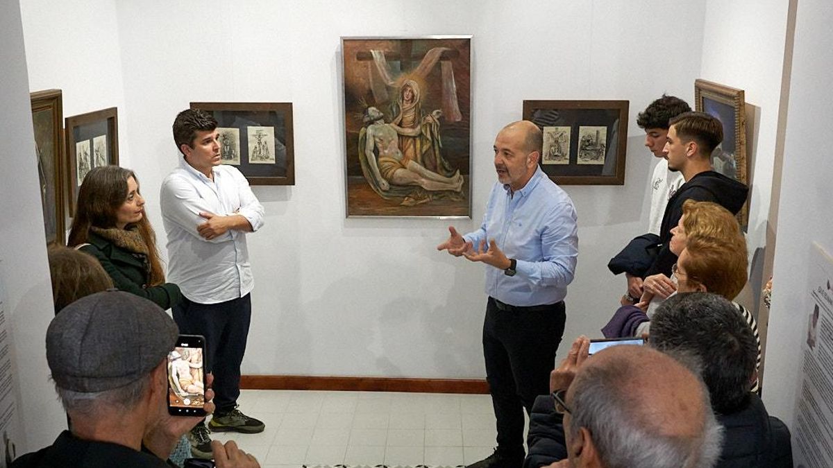 Domingo Cabrera inaugura una exposición que fusiona tradición y modernidad en torno a la Semana Santa de Santa Cruz de La Palma