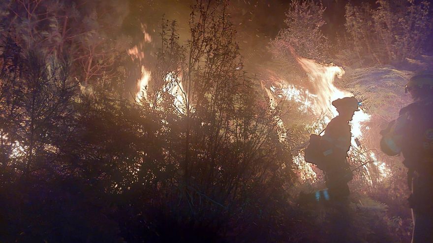 La UME y más de 200 efectivos combaten el incendio en Las Hurdes tras la evacuación de 700 vecinos
