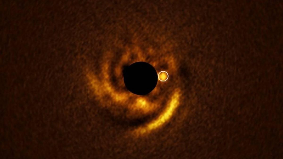 Detectan un planeta en formación que se alimenta de su disco protoplanetario