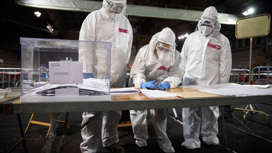 Los componentes de una mesa electoral con el EPI (equipo de protección individual) durante las votaciones para las elecciones al Parlament de Cataluña. EFE/David Borrat