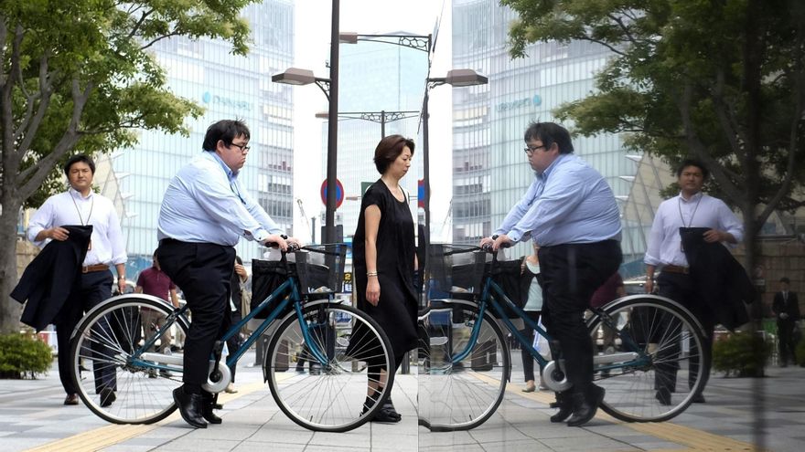 Varios peatones caminan por las calles de Tokio en Japón. EFE/Franck Robichon/Archivo
