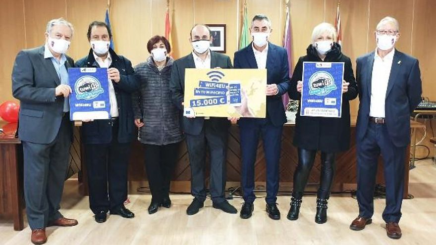 Miembros del Consistorio de Villarejo de Órbigo y Ocho Caños anunciando WiFi4EU.