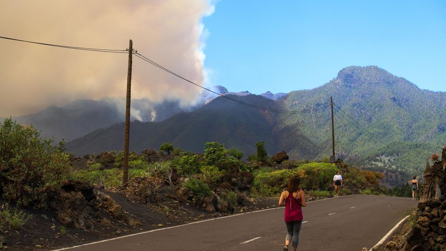 Vista desde el municipio de Los Llanos de Aridane de la columna de humo del incendio forestal de La Palma