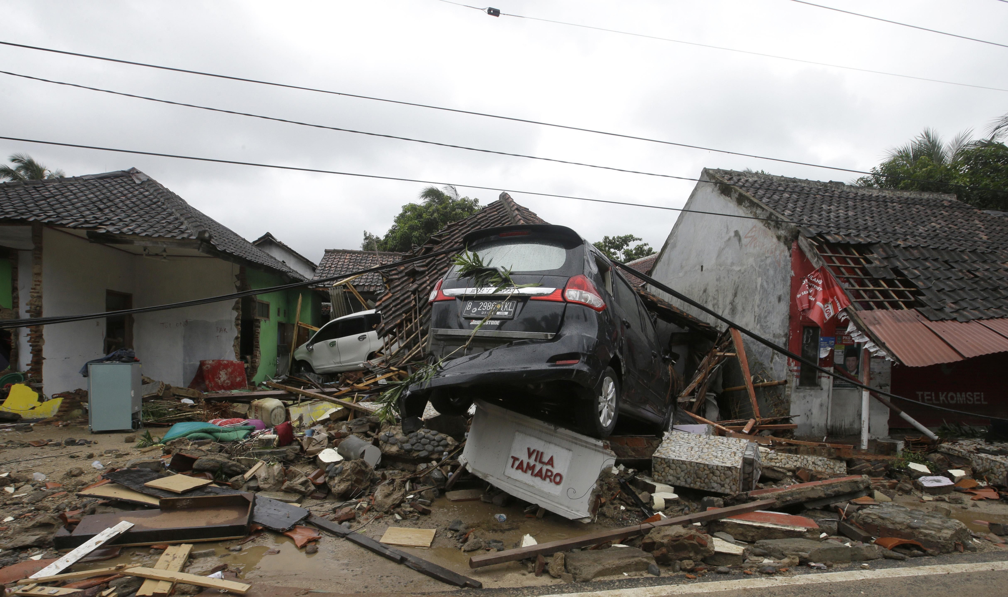 Vehículos dañados por el tsunami en Carita, Indonesia
