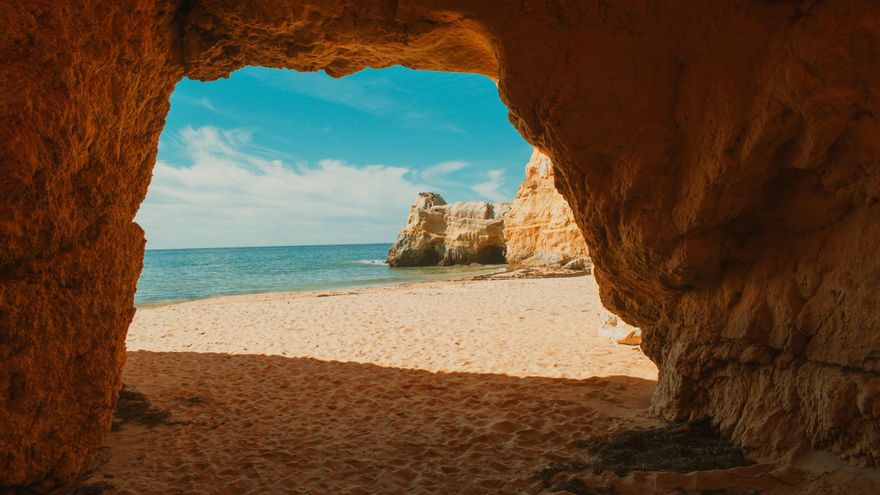 La pequeña ciudad portuguesa conocida por sus playas de arena fina, sus acantilados y su olor a sardinas asadas