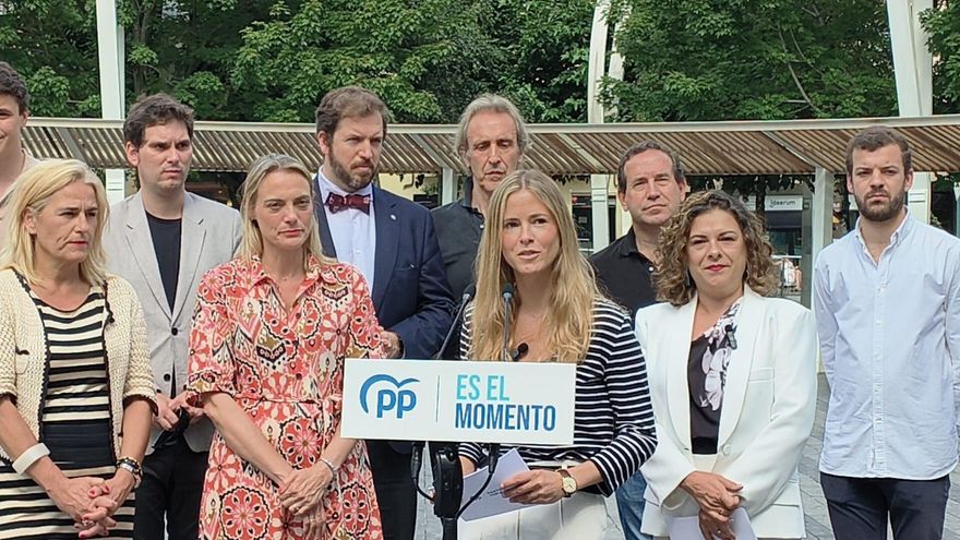 Bea Fanjul junto a representantes del PP de Bizkaia, incluida su presidenta, Rquel González
