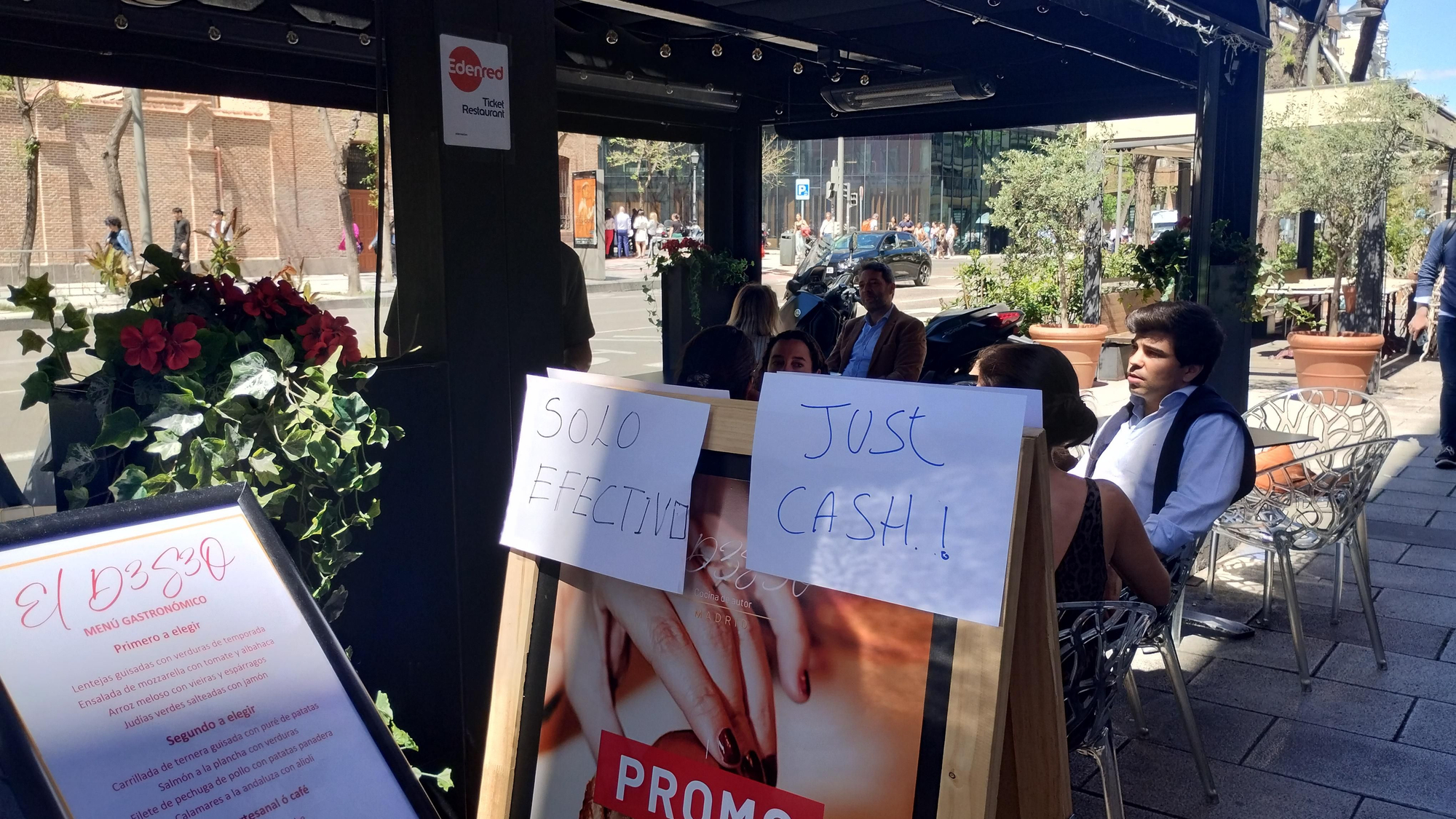 Terraza de Chamberí indicando que solo admite pagos en efectivo