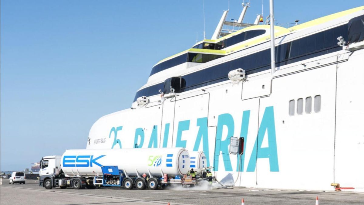 Dos camiones cargan de gas uno de los buques de Baleària.