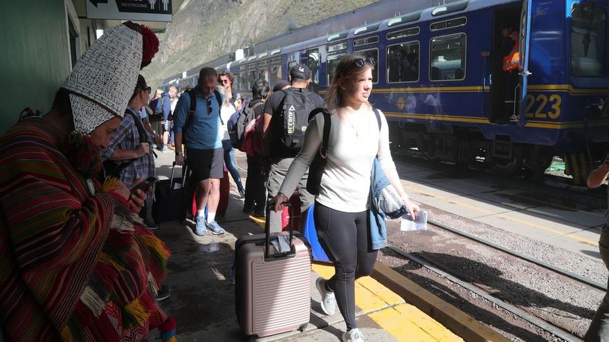 Fotografía tomada en abril del 2019 en la que se registró a un grupo de turistas en la estación de tren de Ollantaytambo, penúltima antes de ingresar al santuario histórico de la ciudadela de Machu Picchu, en la región surandina del Cusco (Perú).