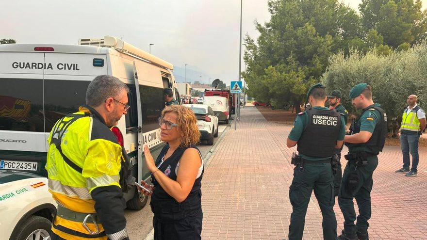 La delegada del Gobierno, Pilar Bernabé, en el incendio de la Vall d'Uixó.
