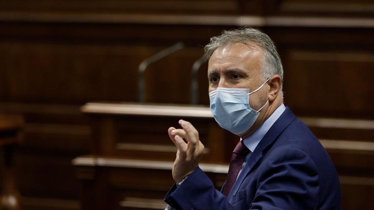 El presidente del Gobierno de Canarias, Ángel Víctor Torres, responde a preguntas de los diputados durante el pleno del Parlamento autonómico de este martes