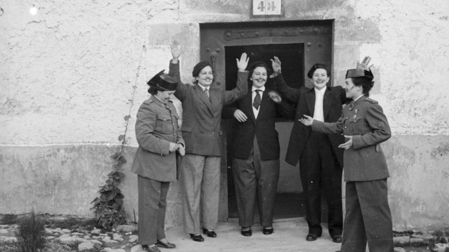 Mujeres disfrazadas de guardiacivil en Alegría