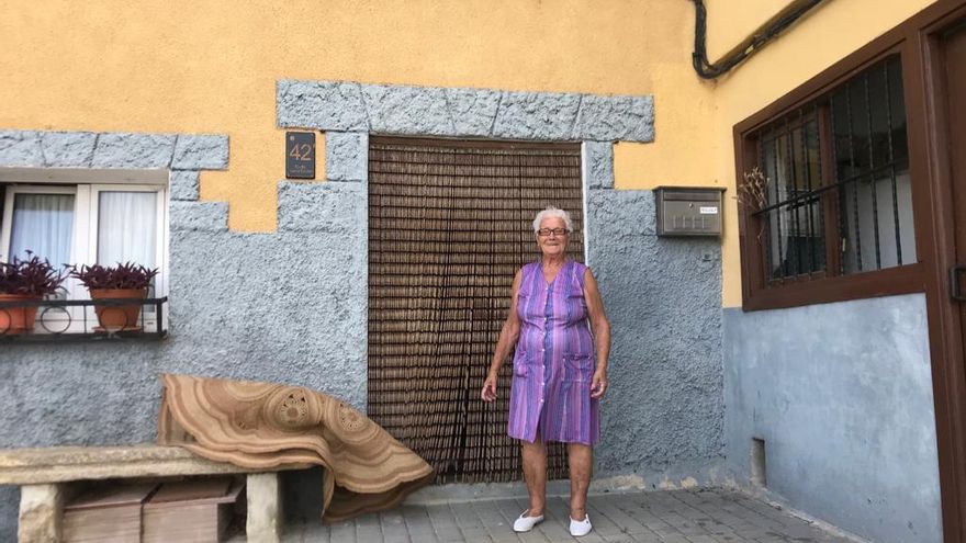 María Dolores Muniain frente a su casa en Legarda.