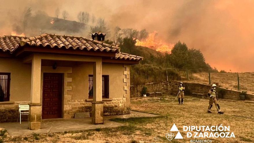 Las llamas acechan Uncastillo mientras el incendio de Orés roza las 7.600 hectáreas: "La extinción está siendo muy dificultosa"