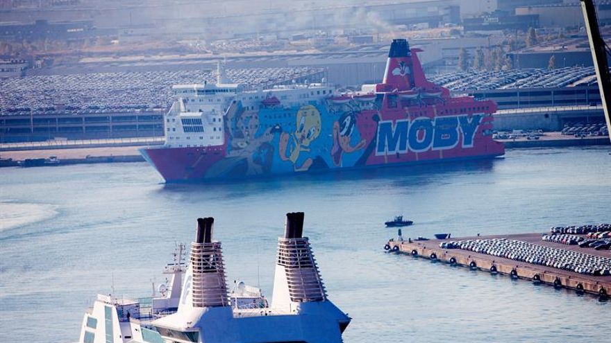El buque 'Moby Dada' abandona Barcelona tras servir de incómoda residencia a los policías.