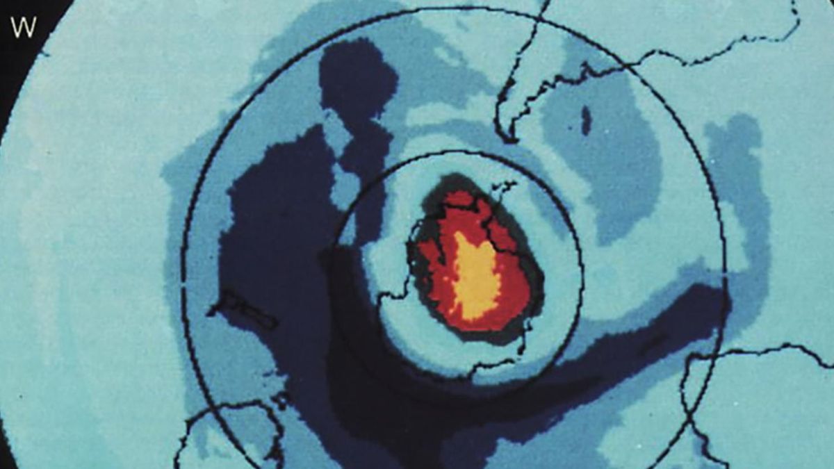 Mapa del satélite TOMS que muestra el ozono total sobre la región antártica en el año 83