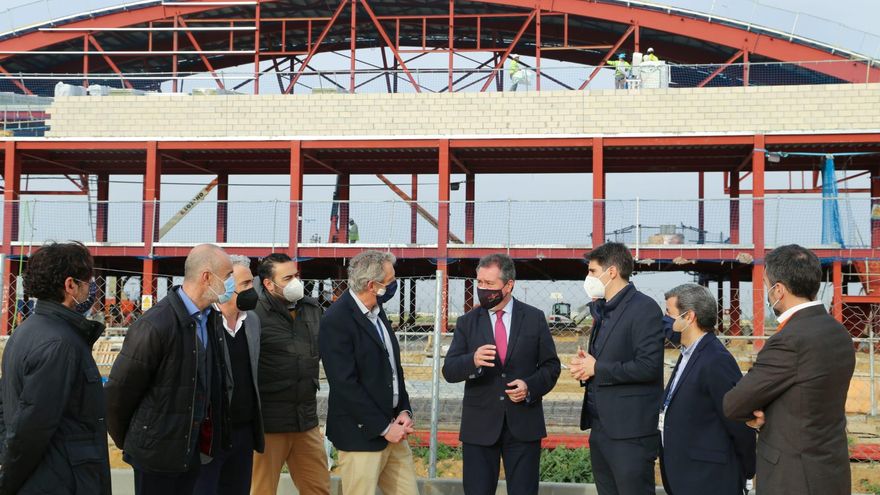 En el centro, Neil Hickey, Juan Espadas y Jesús Caballero ante el esqueleto en obras del nuevo hangar.