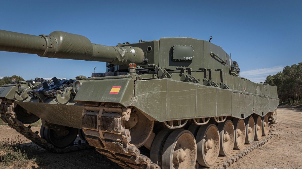 En la imagen, se aprecia el radar Nemus, con el distintivo de Indra, incrustado en el carro de combate Leopard