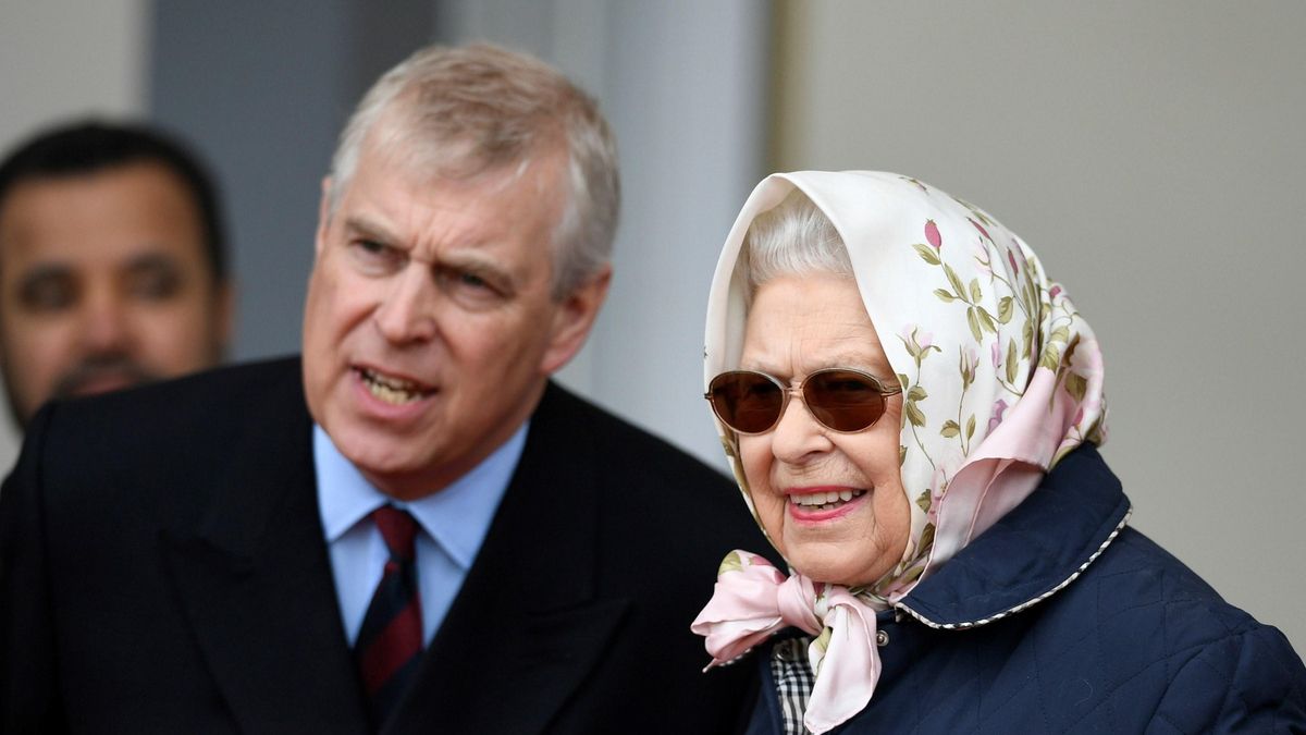 Imagen fechada en 2018 de la fallecida reina Isabel II de Inglaterra y su hijo, el príncipe Andrés. EFE/ Neil Hall