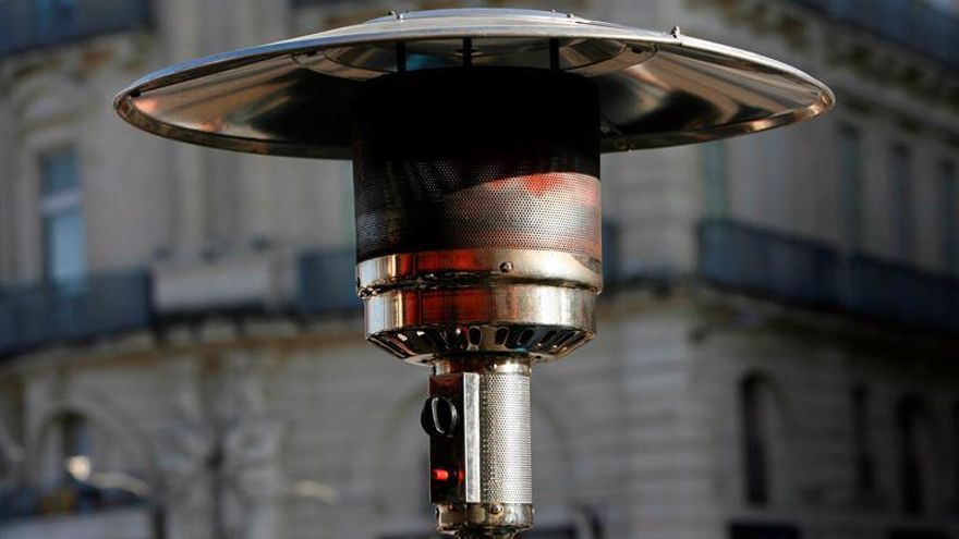 Adiós las estufas de gas que calientan las terrazas y contaminan el aire de Madrid: tienen que desaparecer en un mes