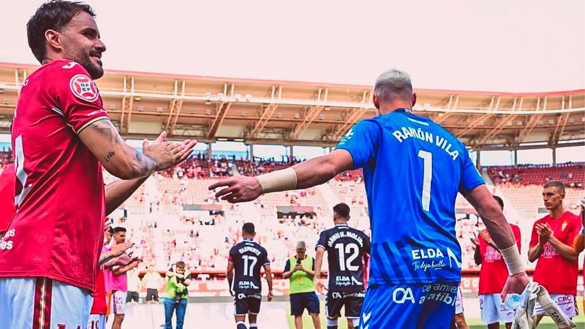 Ramón Vila recibe el pasillo junto al resto del CD Eldense tras su ascenso