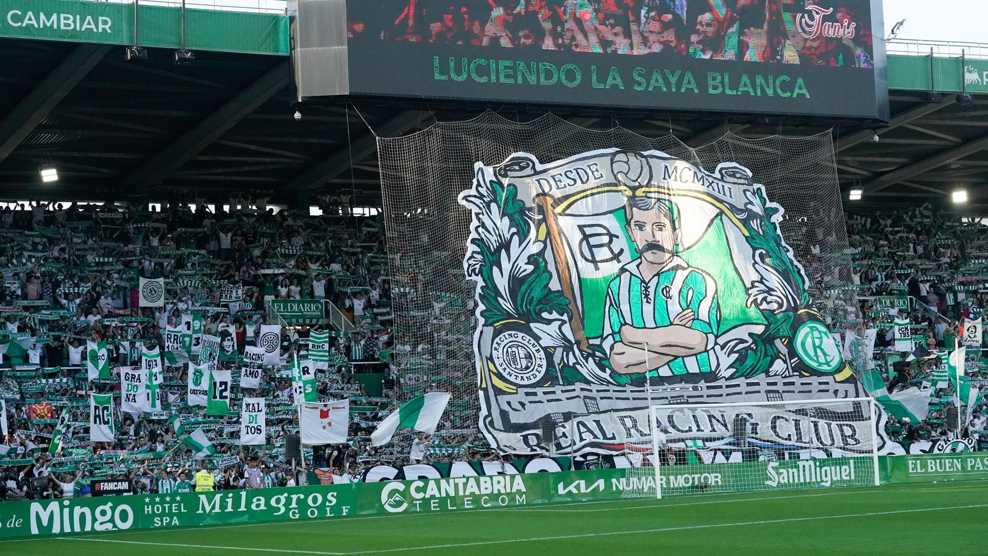 Tifo de los aficionados del Racing en La Gradona de Los Malditos de los Campos de Sport de El Sardinero durante un partido del equipo, que se quedó a las puertas del play off de ascenso a Primera División la pasada temporada y arrancó este curso como líder indiscutible de Segunda, con un estadio que roza el lleno en cada partido.