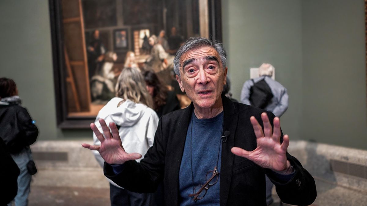 El neurocientífico Fernando Giráldez, delante de "Las meninas" de Velázquez, en el Museo del Prado.