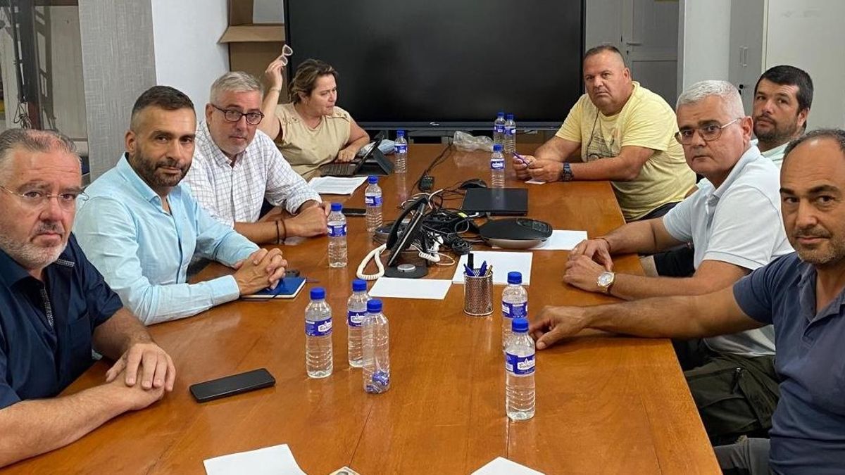 Representantes de la Asociación de Entidades Empaquetadoras, Exportadoras y Comercializadoras de Frutos de La Palma con diputados socialistas.