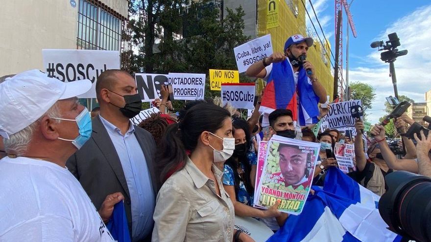 Ciudadanos cubanos se han vuelto a reunir este martes, por segundo día consecutivo, para manifestarse en contra el Gobierno de Miguel Díaz-Cáñela, reclamando el fin de la "dictadura comunista"