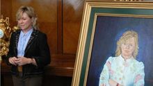 Pilar del Castillo junto a su retrato, de cuyo cuadro es autora